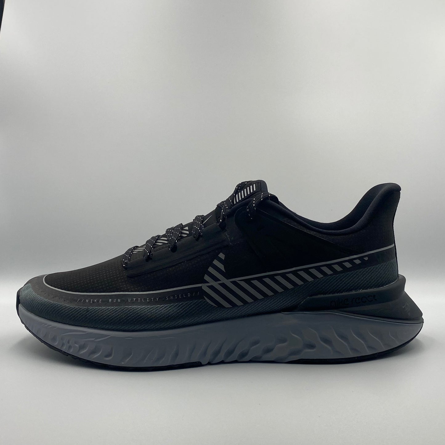 Nike Legend React 2 Shield futócipő - 42.5