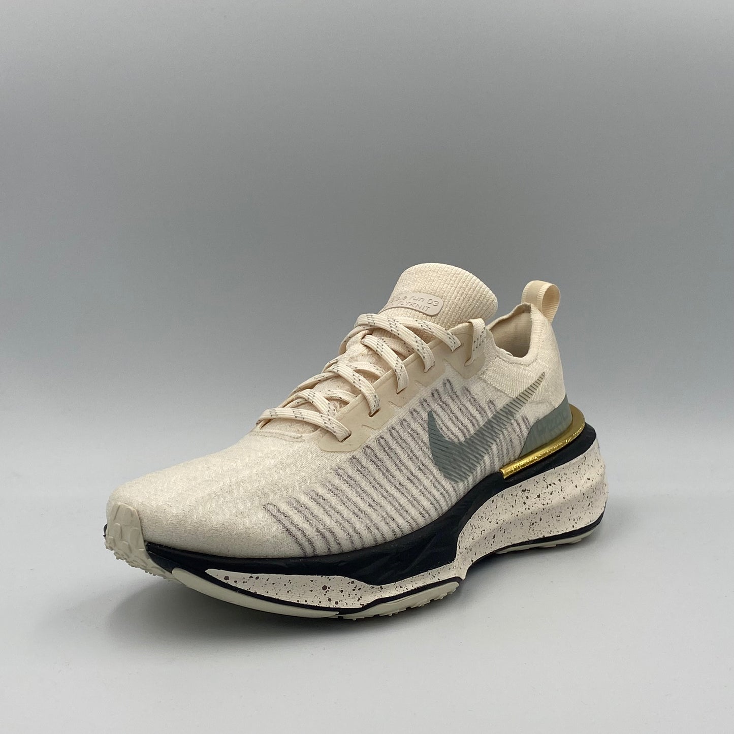 Nike ZoomX Invincible Run 3 futócipő - bézs - 44