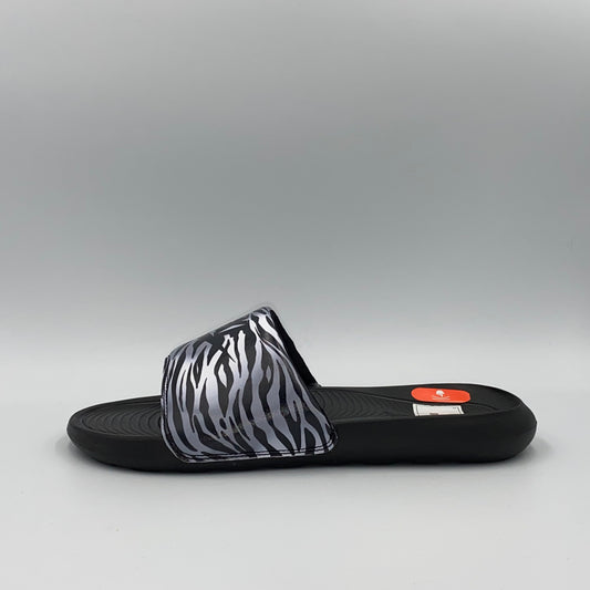 Nike Victori One Slide Print papucs - 42