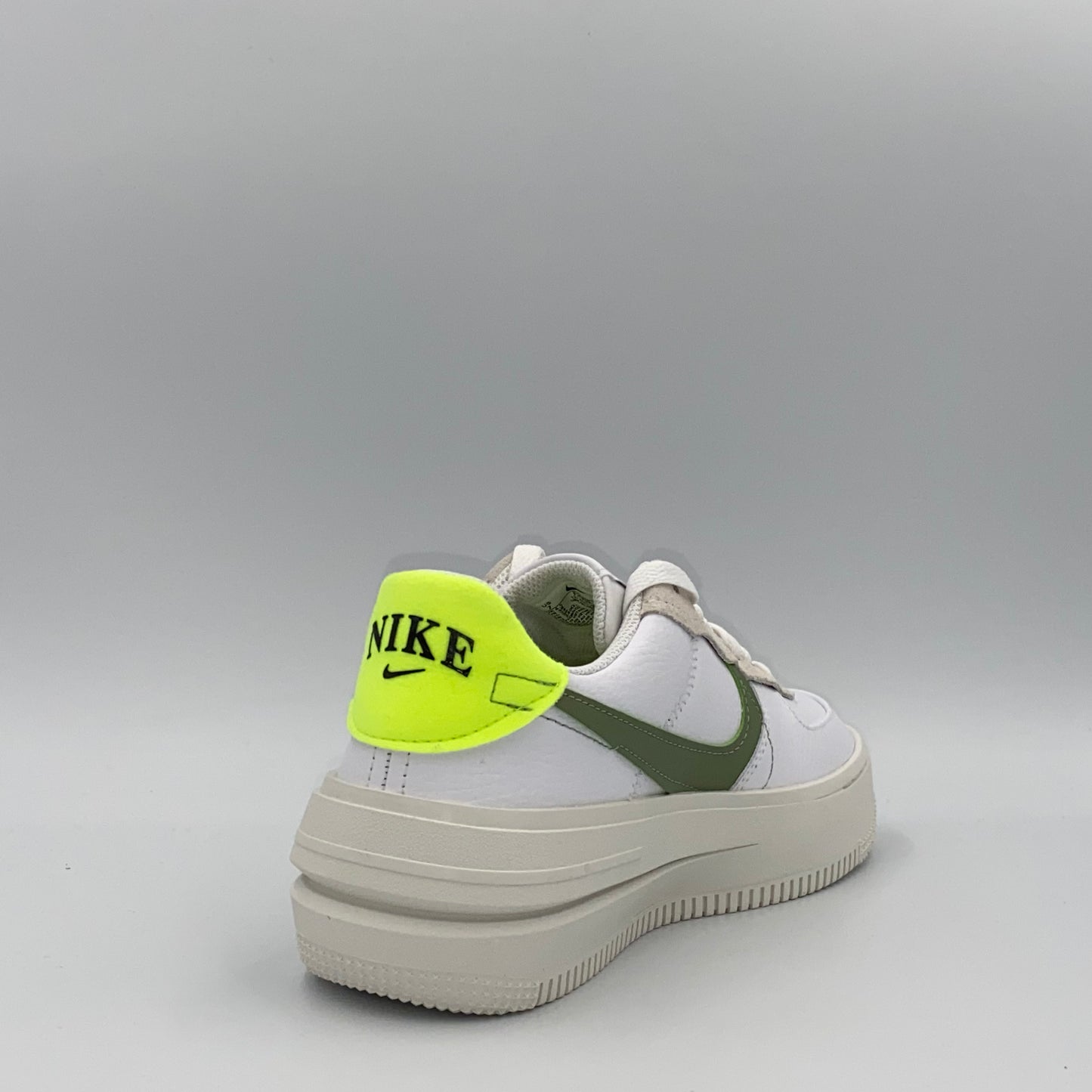 Nike Air Force 1 PLT.AF.ORM - fehér/olíva - 38